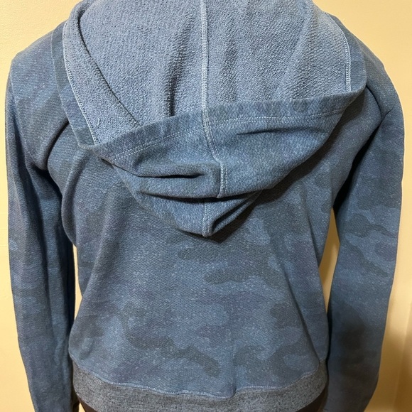 SUNDRY Women’s Long Sleeve Blue Camo Pullover Hoodie Size 2 Anthropologie - Picture 6 of 10